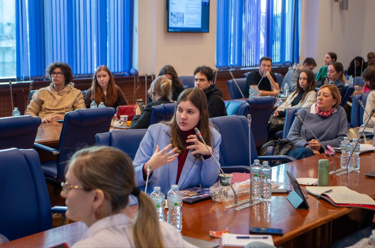 Оксана Быченко выступает на обсуждении в конференционном зале